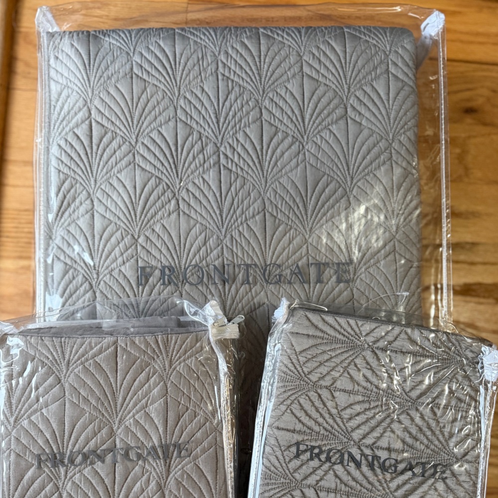 Frontgate Silk Quilt & 2 Standard Shams - NWT - Picture 3 of 16
